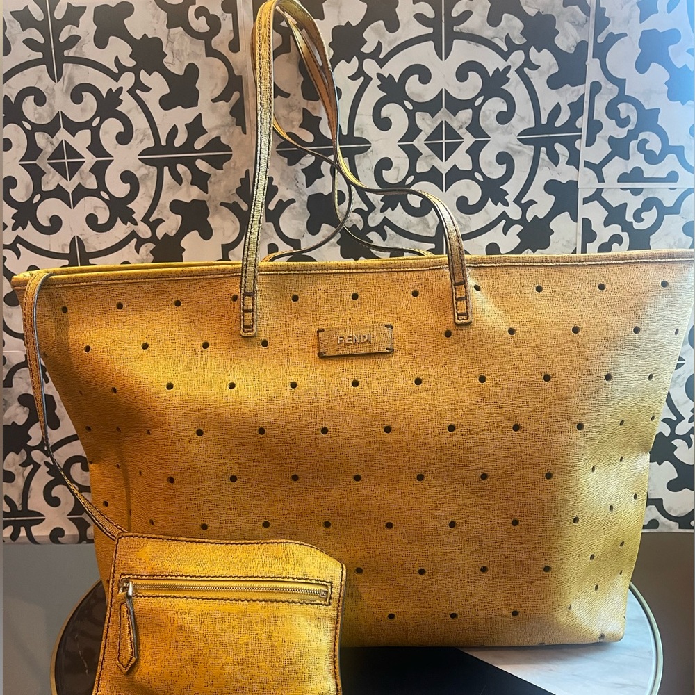 FENDI
Vitello Perforated Medium Roll Tote Mimosa
GUC